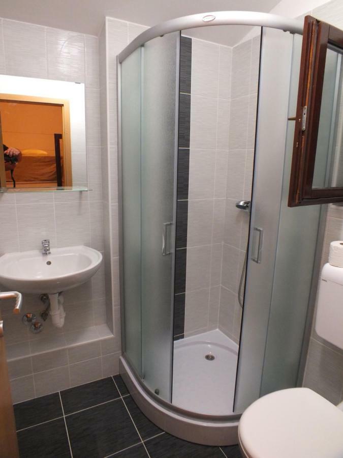 Apartmani Barisic โบรดาริตซา ภายนอก รูปภาพ